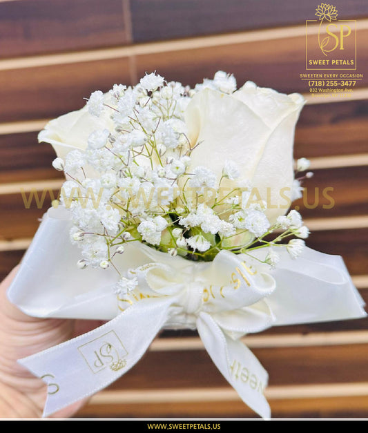 Valentine’s Day corsage made with snow white roses and baby’s breath, featuring elegant white roses arranged in a soft, romantic style.