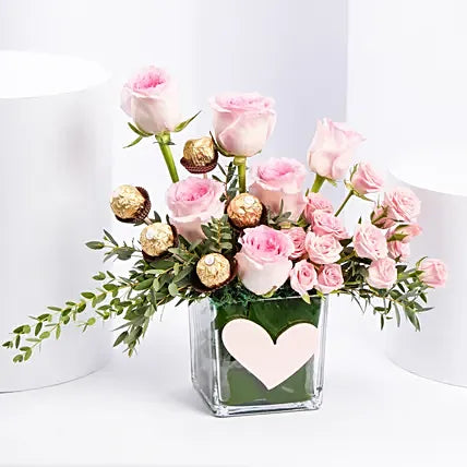 Gentle Pink Roses & Rochers – Pink Roses with Ferrero Rocher in Heart Glass Vase